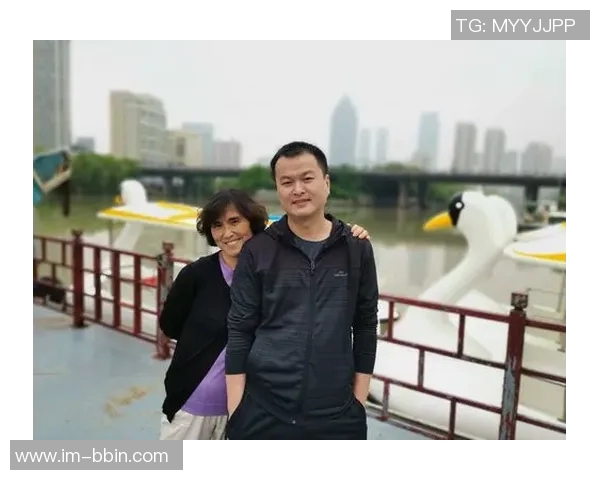 郎才女貌情深似海段刘愚妻子分享甜蜜合照庆祝六周年纪念日